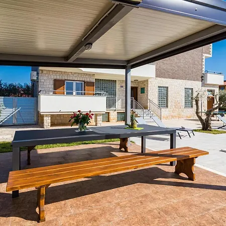 Beautiful 6 Bedroom In Villa *