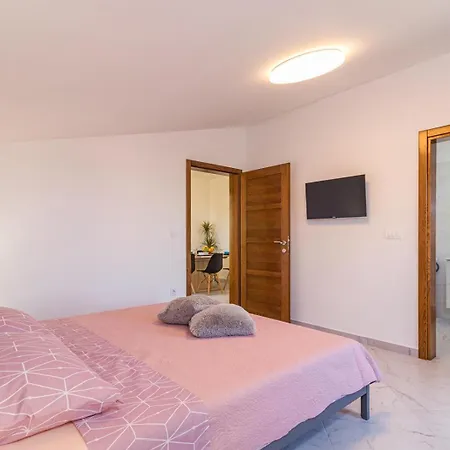 Beautiful 6 Bedroom In *