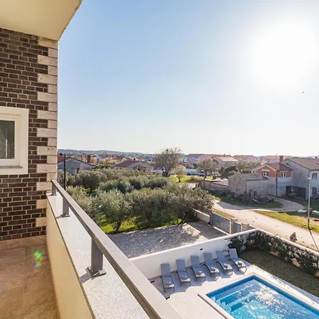 Villa Beautiful 6 Bedroom In *