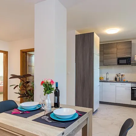 Beautiful 6 Bedroom In Valbandon