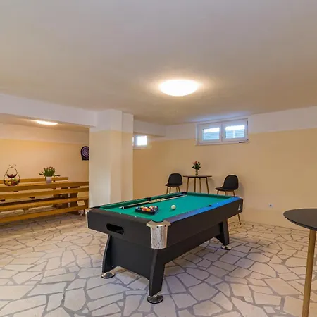 Beautiful 6 Bedroom In Villa *