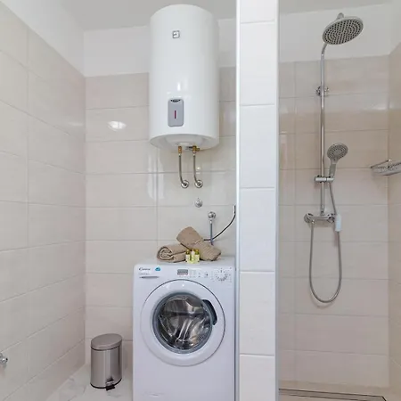 Villa Beautiful 6 Bedroom In Valbandon