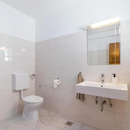 Beautiful 6 Bedroom In Valbandon