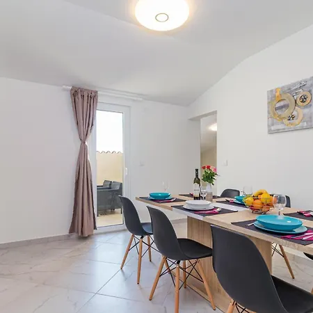 Beautiful 6 Bedroom In *