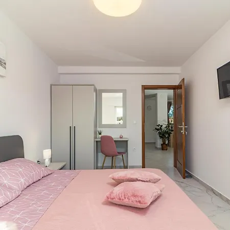 Villa Beautiful 6 Bedroom In Valbandon