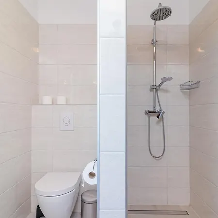 Beautiful 6 Bedroom In Villa Valbandon