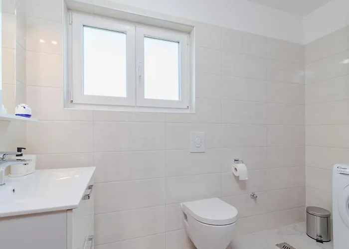 Villa Beautiful 6 Bedroom In Valbandon