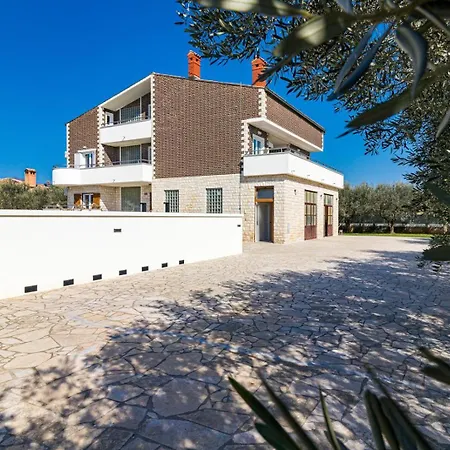 Beautiful 6 Bedroom In ヴィラ Valbandon