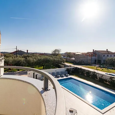 Beautiful 6 Bedroom In Valbandon