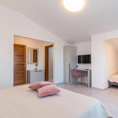 Beautiful 6 Bedroom In ヴィラ Valbandon