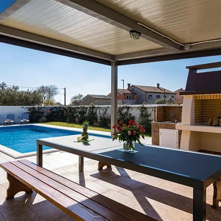 Beautiful 6 Bedroom In ヴィラ Valbandon