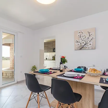 Beautiful 6 Bedroom In ヴィラ Valbandon