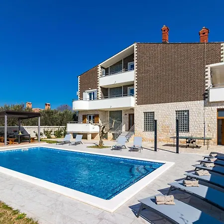 Beautiful 6 Bedroom In Valbandon