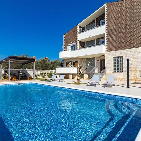 Beautiful 6 Bedroom In ヴィラ Valbandon