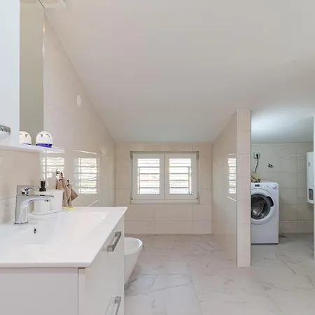 Beautiful 6 Bedroom In ヴィラ Valbandon