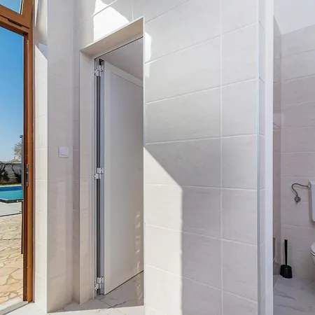 Beautiful 6 Bedroom In Valbandon