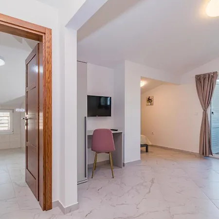 Beautiful 6 Bedroom In *