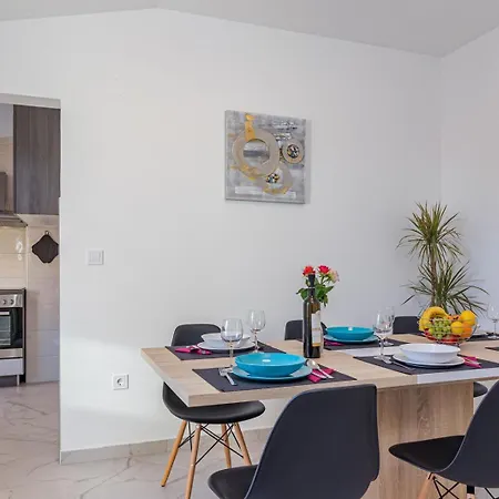 Beautiful 6 Bedroom In ヴィラ Valbandon