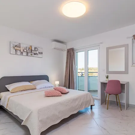Beautiful 6 Bedroom In ヴィラ Valbandon