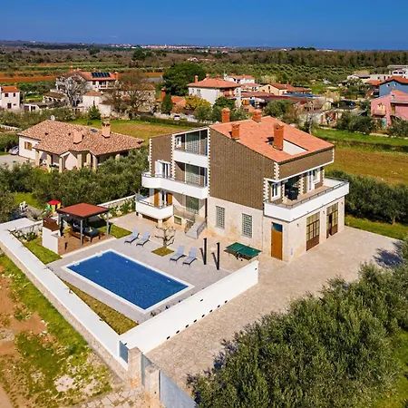 Beautiful 6 Bedroom In ヴィラ Valbandon