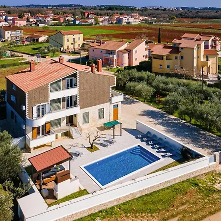 Beautiful 6 Bedroom In ヴィラ Valbandon